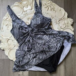 Swimsuits For All Black and White Palm Swimdress Swimsuit Size 16